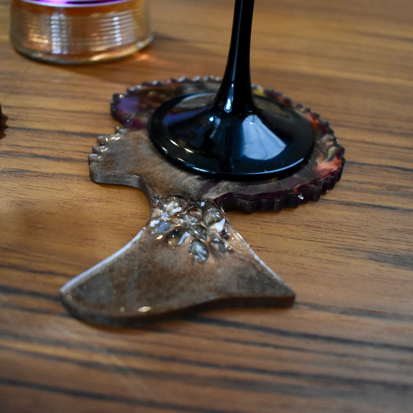 Tabletop Wine Butler with 2 Afro Coasters