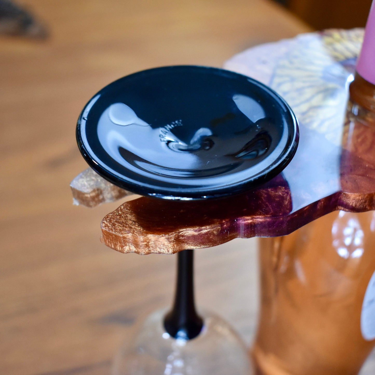 Tabletop Wine Butler with 2 Afro Coasters